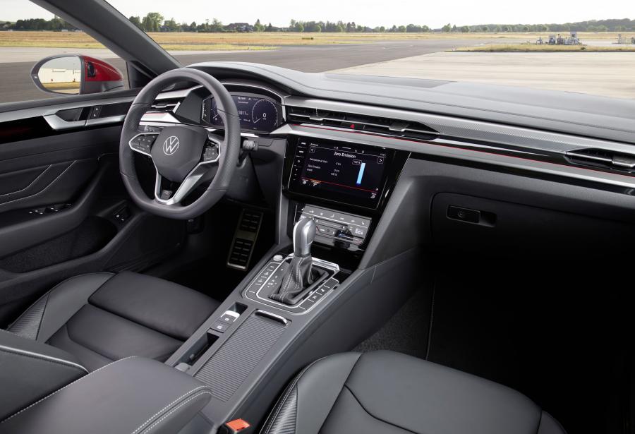 Торпедо Volkswagen Arteon Shooting Brake eHYBRID R-Line 2020 года  (WW) (фото 11 из 17)